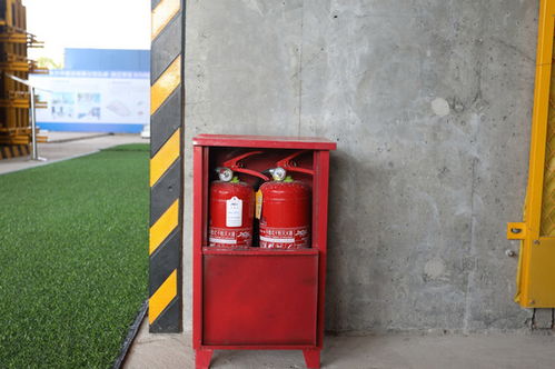 聚焦施工現(xiàn)場(chǎng)安全 消防器材柜與建筑光影的視覺檔案